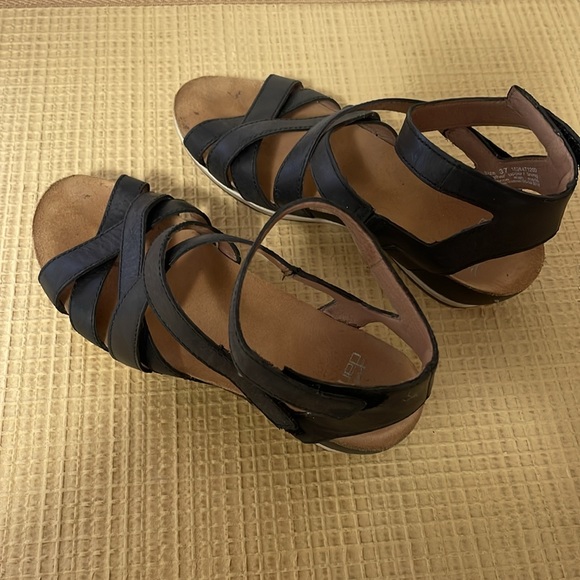 Dansko sandals.  Like new. Size 37. - Picture 4 of 5
